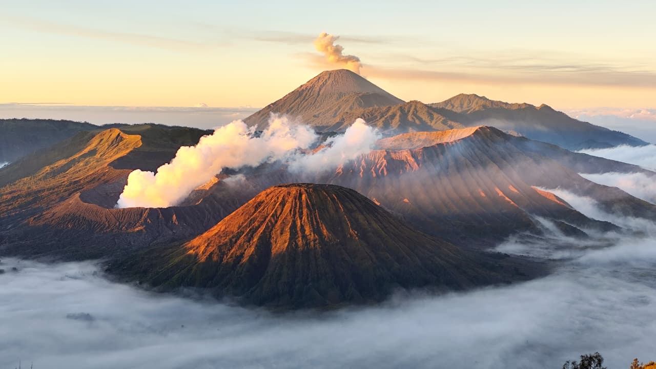 Malang Bromo Classic — Sunrise & Kawah Tour