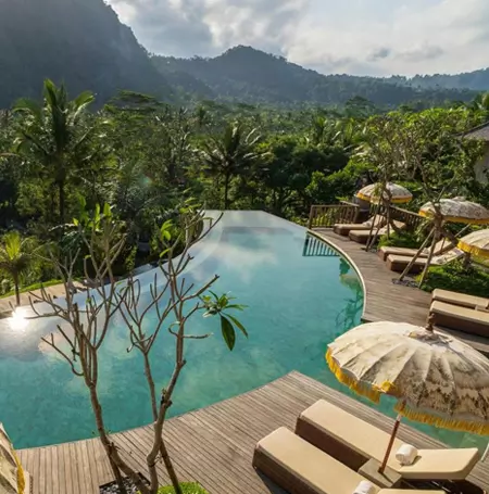 Bali Honeymoon — Infinity Pool & Romantic Dinner