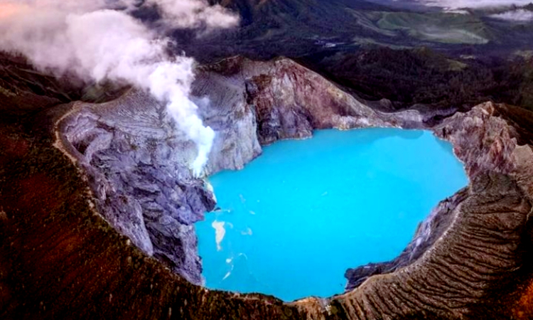Banyuwangi Blue Fire — Kawah Ijen & Pantai Boom